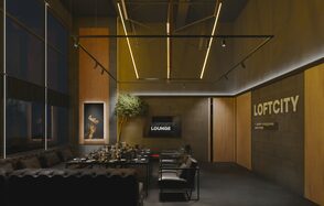 Дизайнерский лофт в темных тонах с верандой на крыше