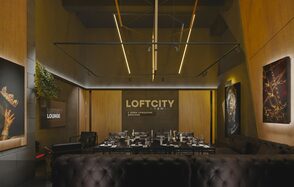 Дизайнерский лофт в темных тонах с верандой на крыше