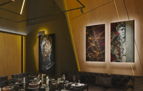 Дизайнерский лофт в темных тонах с верандой на крыше