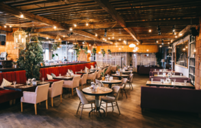 Большая кухня. Современный банкетный зал в ресторане