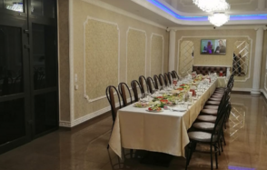 Белый банкетный зал в загородном комплексе "Медвежка"