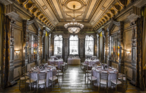 Паризьен. Банкетный зал с лепниной и высокими потолками