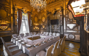 Паризьен. Банкетный зал с декоративным камином