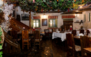 Двухуровневый банкетный зал со сценой