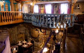 Двухуровневый банкетный зал со сценой