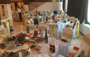 Банкетный зал с высокими потолками