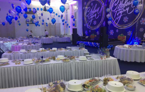 Банкетный зал с высокими потолками