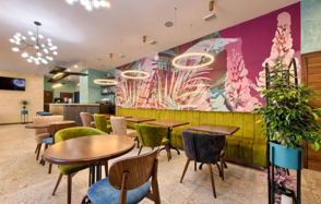 Водопад. Банкетный зал с современным дизайном