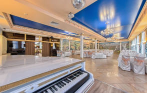 Водопад. Банкетный зал с расписными стенами