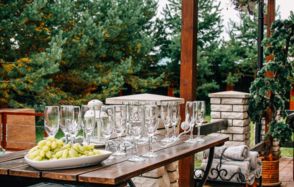 Сказка. Уютный банкетный зал в стиле шале 