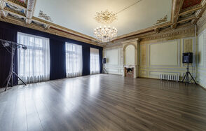 Светлое арт-пространство в классическом стиле