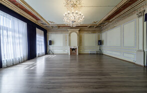 Светлое арт-пространство в классическом стиле