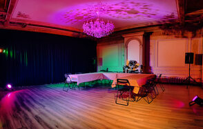 Светлое арт-пространство в классическом стиле