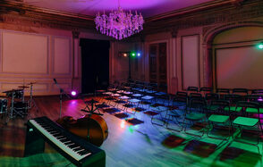 Светлое арт-пространство в классическом стиле