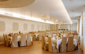 Гранд Фэмили. Банкетный зал с хрустальными люстрами