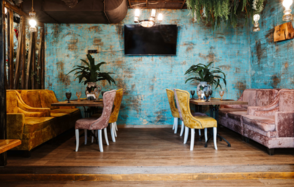 Chakrulo. Банкетный зал со сценой