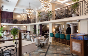 Сенполия. Светлый банкетный зал