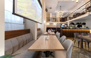 Сенполия. Банкетный зал с хрустальными люстрами