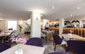 Сенполия. Банкетный зал с хрустальными люстрами