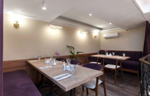 Сенполия. Банкетный зал с французским интерьером 