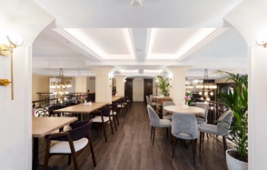 Сенполия. Банкетный зал с французским интерьером 