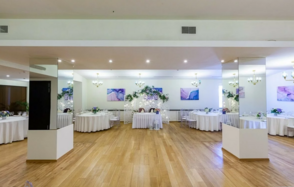 Villa Arcobaleno. Светлый зал с зеркальными колоннами