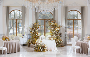 Romanoff's. Светлый и нарядный банкетный зал