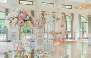 Romanoff's. Светлый и нарядный банкетный зал