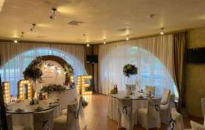 Банкетный зал в загородном клубе Белый берег