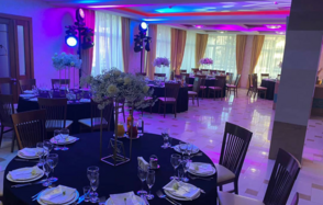 Светлый банкетный зал в загородном клубе Белый берег