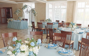 Светлый банкетный зал в загородном клубе Белый берег