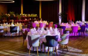 Ассамблея. Банкетный зал с современным интерьером 