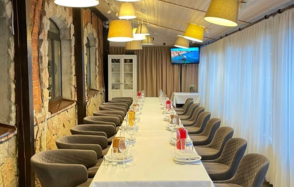 Vintage. Небольшой банкетный зал с мягкими креслами