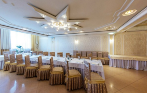 Мики. Банкетный зал в золотых оттенках