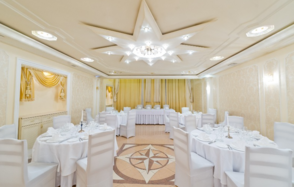 Мики. Банкетный зал в золотых оттенках