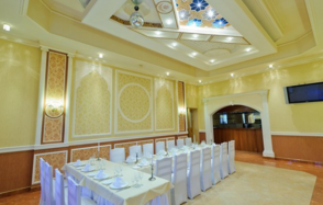 Мики. Небольшой банкетный зал