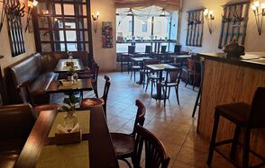 Уютный камерный лофт-бар