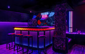 Японский киберпанк в неоновом стиле