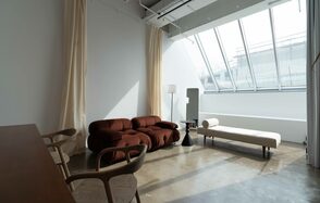 Просторный зал в теплых тонах на Васильевском острове