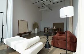 Просторный зал в теплых тонах на Васильевском острове