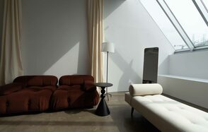 Просторный зал в теплых тонах на Васильевском острове