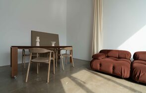 Просторный зал в теплых тонах на Васильевском острове