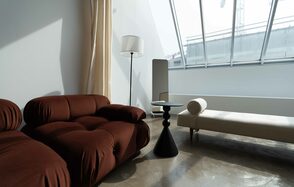 Просторный зал в теплых тонах на Васильевском острове