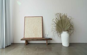 Просторный зал в теплых тонах на Васильевском острове