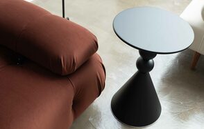 Просторный зал в теплых тонах на Васильевском острове