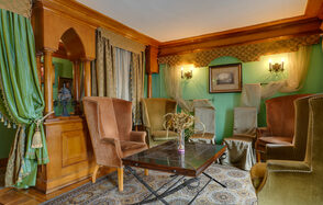 Усадьба. Банкетный зал с антикварным камином