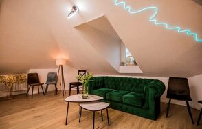 Уютный лофт-зал с проектором