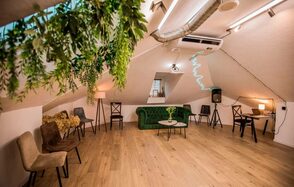 Уютный лофт-зал с проектором