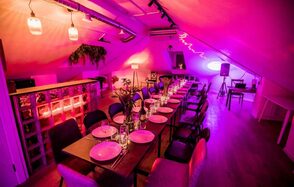 Уютный лофт-зал с проектором