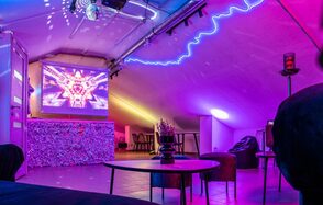 Яркий лофт с проектором